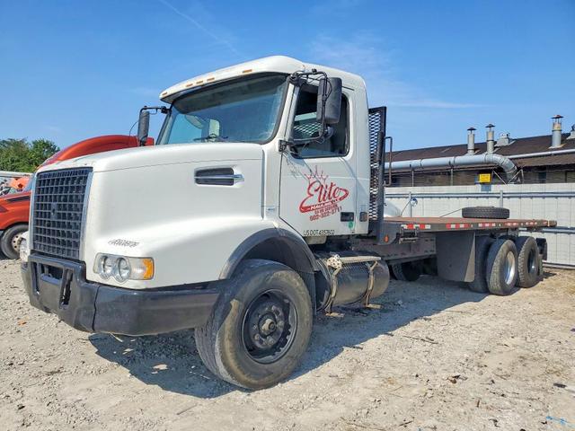 2004 VOLVO VHD FLATBED TRUCK