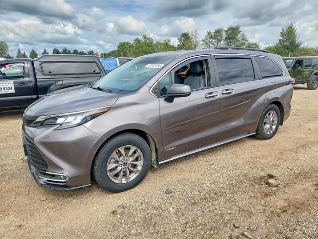 2021 TOYOTA SIENNA XLE  