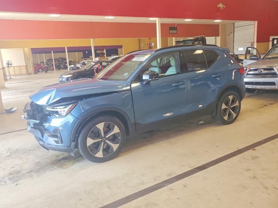 2023 VOLVO XC40 PLUS  