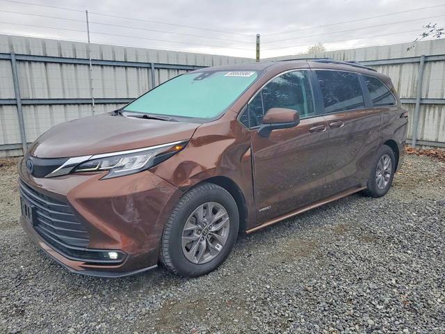 2021 TOYOTA SIENNA LE  