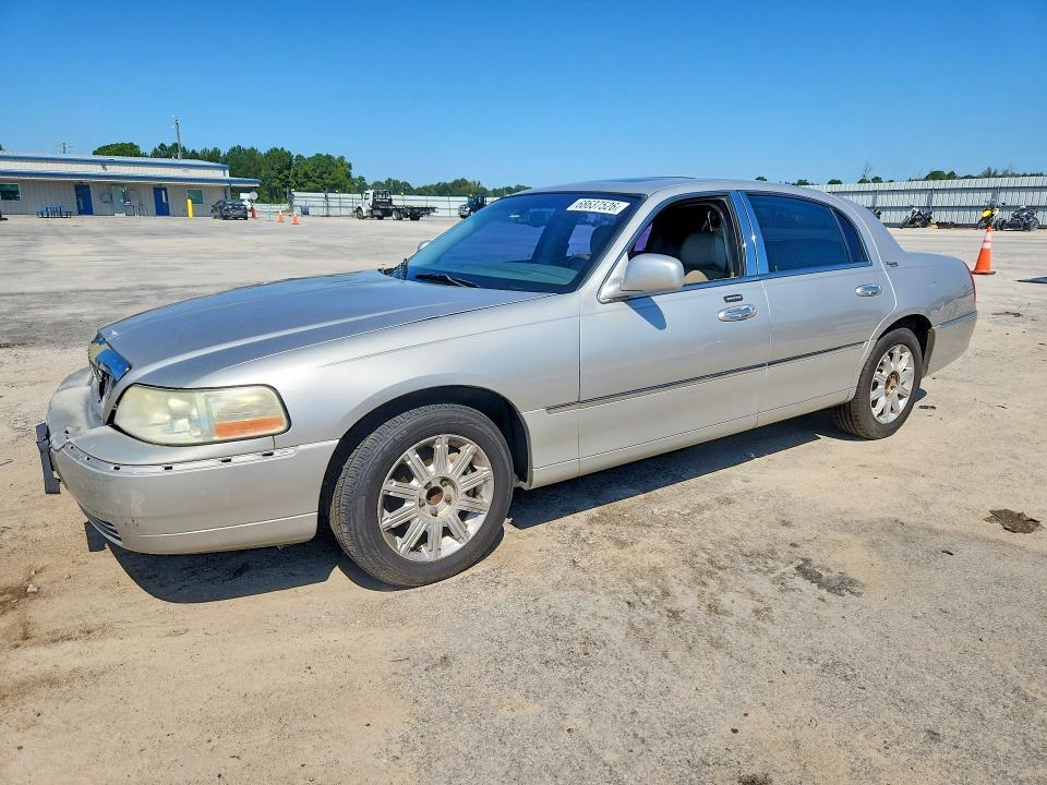 2006 LINCOLN TOWN CAR SIGNATURE LIMITED  