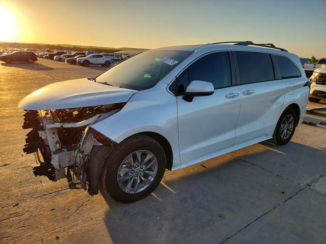 2023 TOYOTA SIENNA XLE  