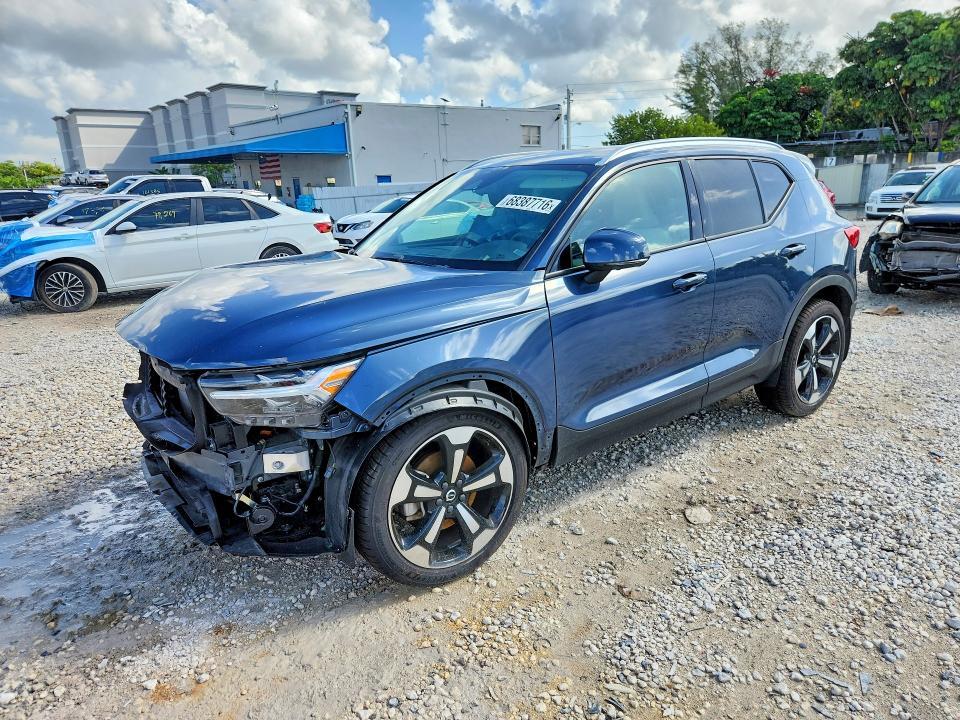 2022 VOLVO XC40 T5 MOMENTUM  