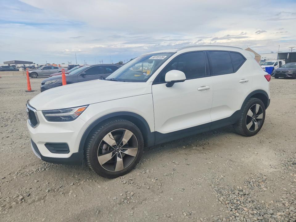 2022 VOLVO XC40 T4 MOMENTUM  