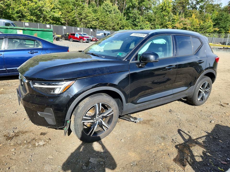 2023 VOLVO XC40 CORE  