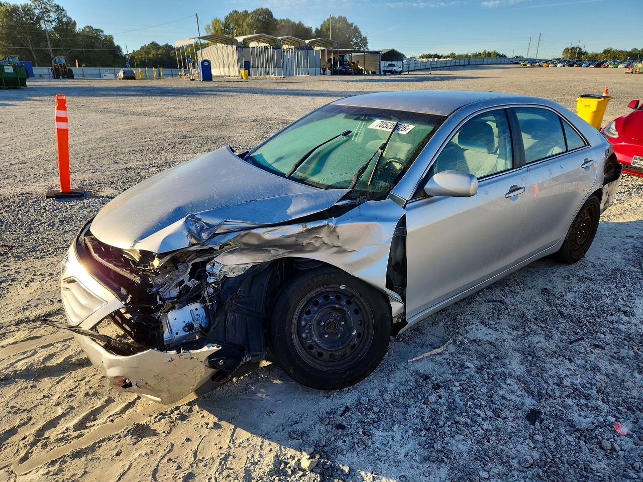 Вид 2011 TOYOTA CAMRY LE, угол 1