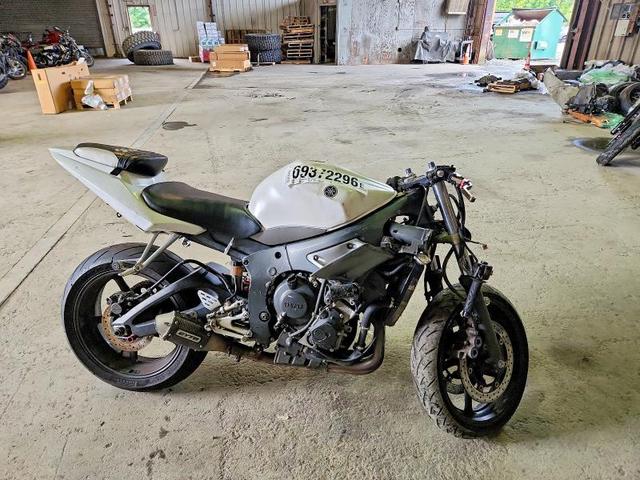 2004 YAMAHA RS   