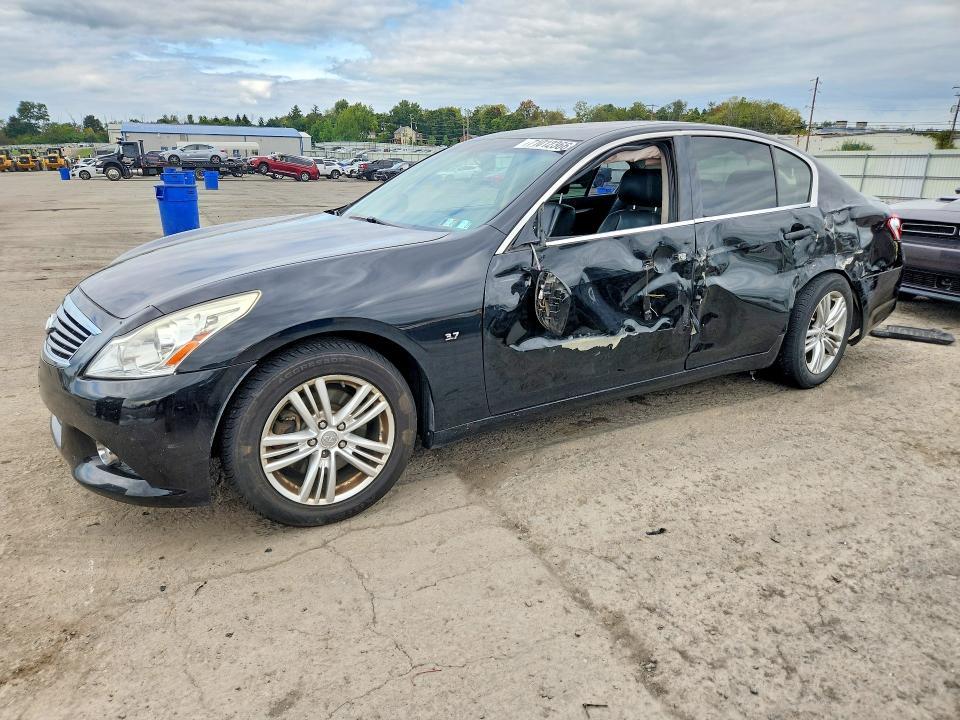 2015 INFINITI Q40 BASE  