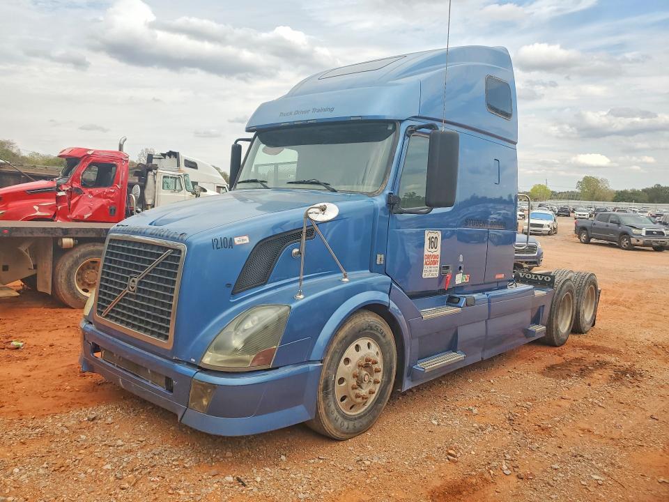 2012 VOLVO VNL SEMI TRUCK