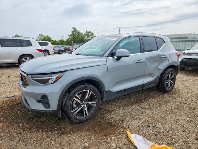 2025 VOLVO XC40 CORE  