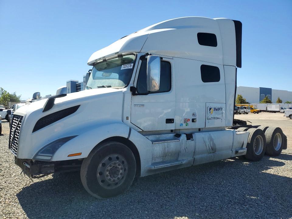 2022 VOLVO VNL SEMI TRUCK