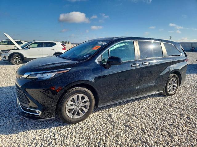 2022 TOYOTA SIENNA XLE  