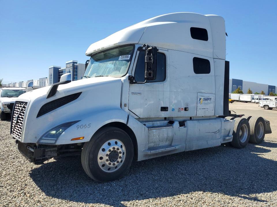2022 VOLVO VNL SEMI TRUCK