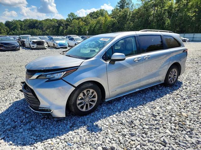 2021 TOYOTA SIENNA XLE  