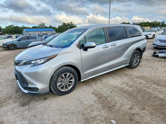 2021 TOYOTA SIENNA LE  