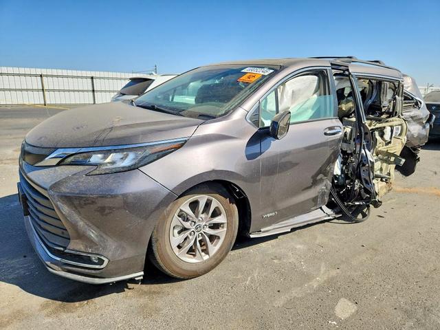 2021 TOYOTA SIENNA XLE  