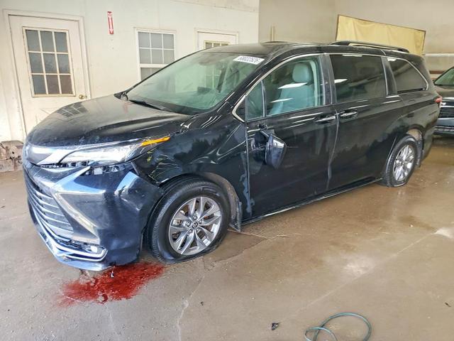 2022 TOYOTA SIENNA XLE  