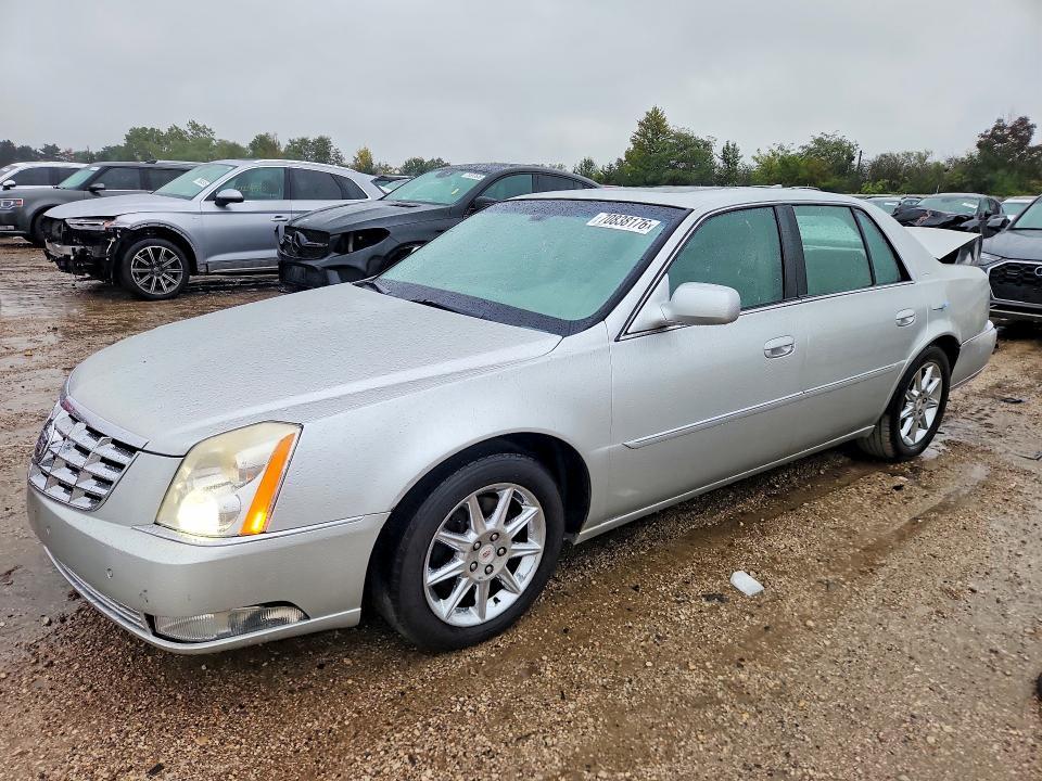 2010 CADILLAC DTS LUXURY COLLECTION  
