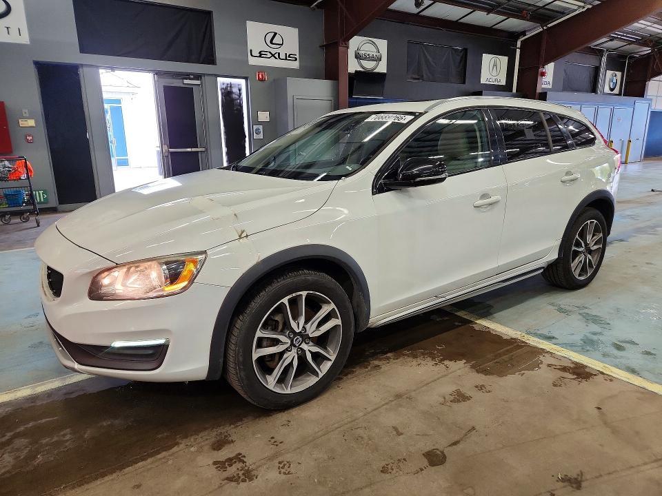 2015 VOLVO V60 CROSS COUNTRY PREMIER  
