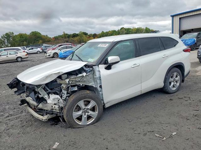 2022 TOYOTA HIGHLANDER LE  
