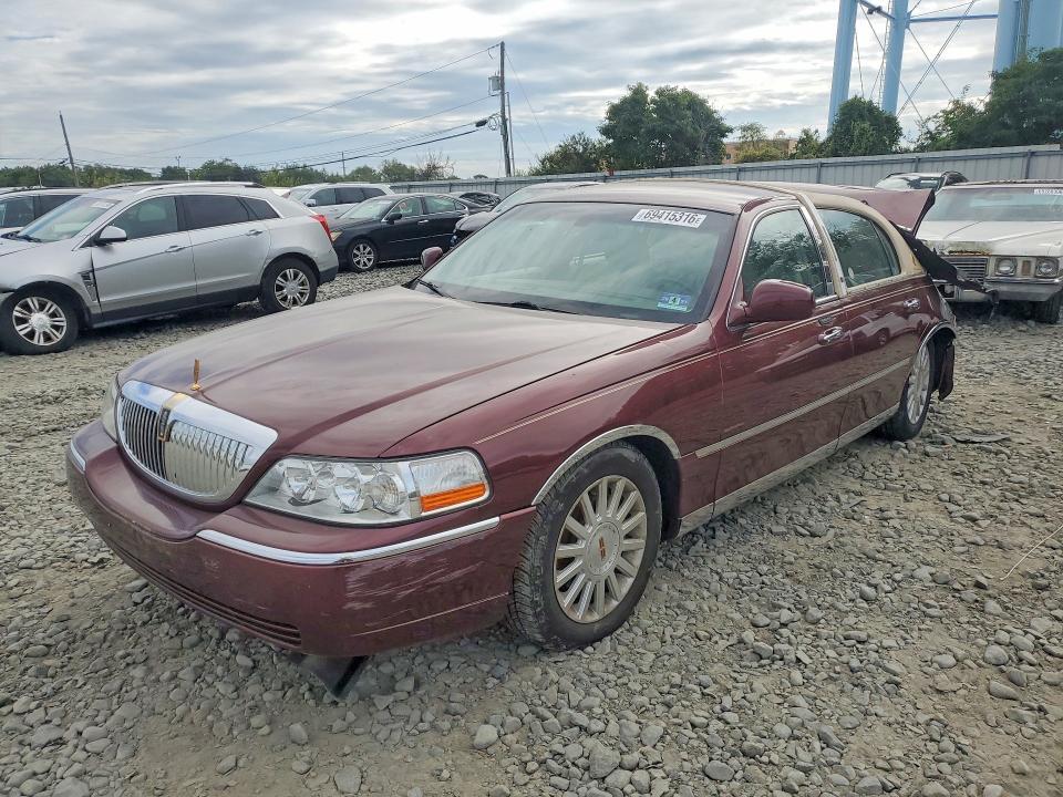 2004 LINCOLN TOWN CAR EXECUTIVE  