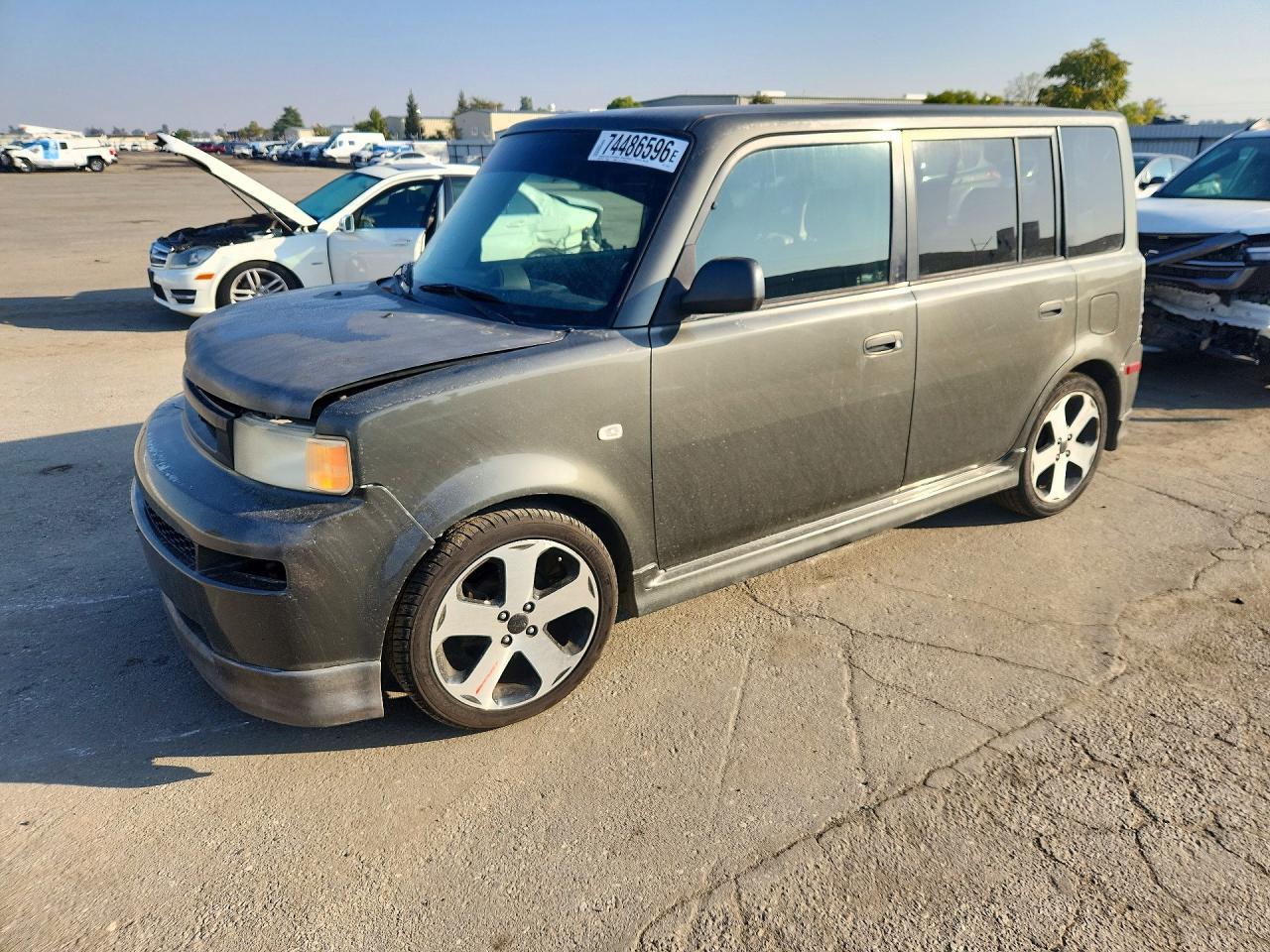 Вид 2005 SCION XB BASE, угол 1