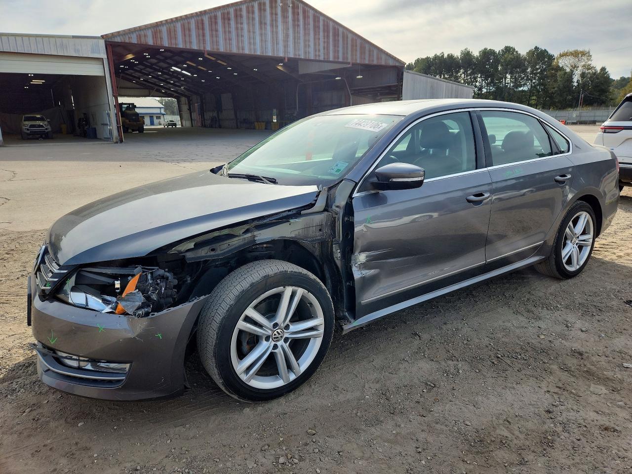منظر 2014 VOLKSWAGEN PASSAT SEL، زاوية 1