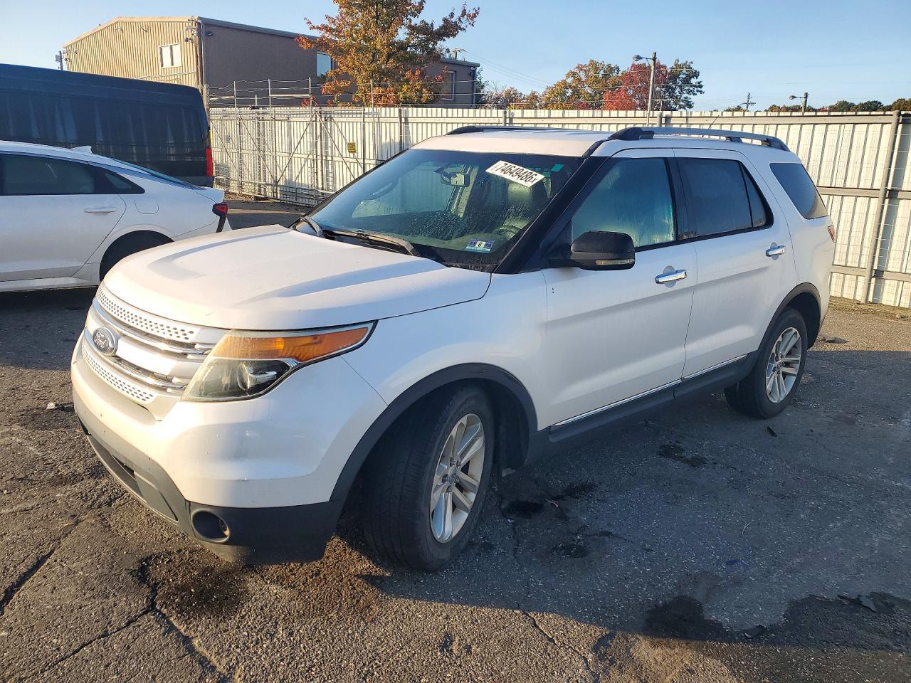 2011 FORD EXPLORER XLT view, angle 1