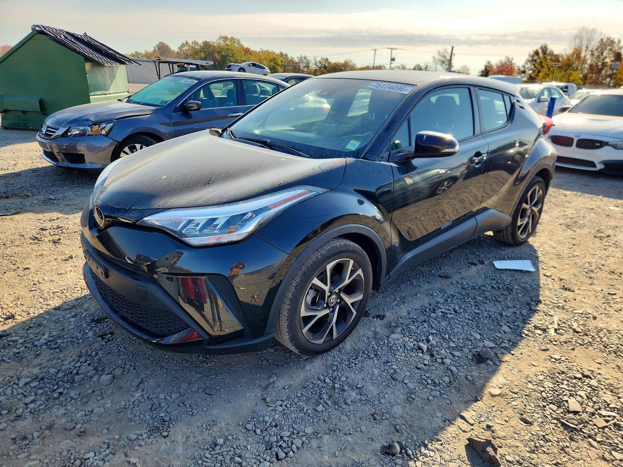 Vista de 2022 TOYOTA C-HR XLE, ángulo 1
