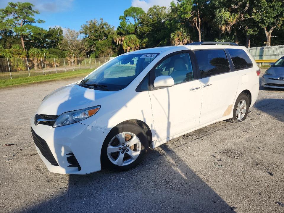 2019 TOYOTA SIENNA LE  