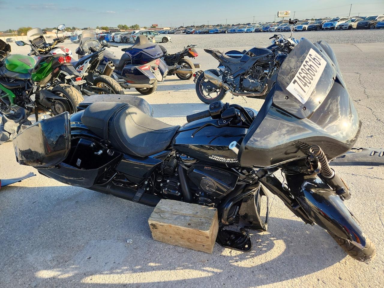 Vista de 2024 HARLEY-DAVIDSON FLHX, ángulo 1