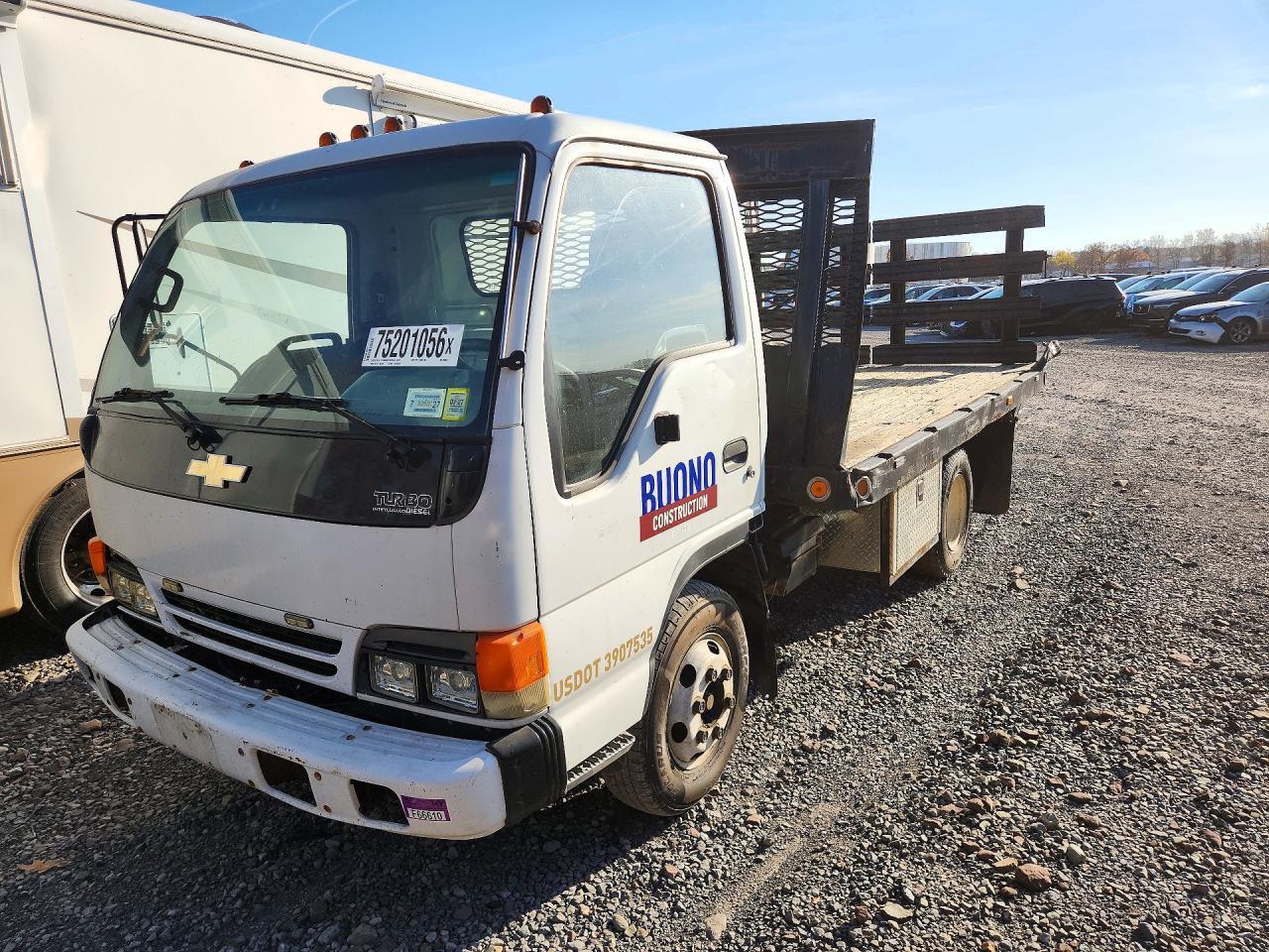 Vue de 1997 ISUZU NPR FLATBED TRUCK, angle 1