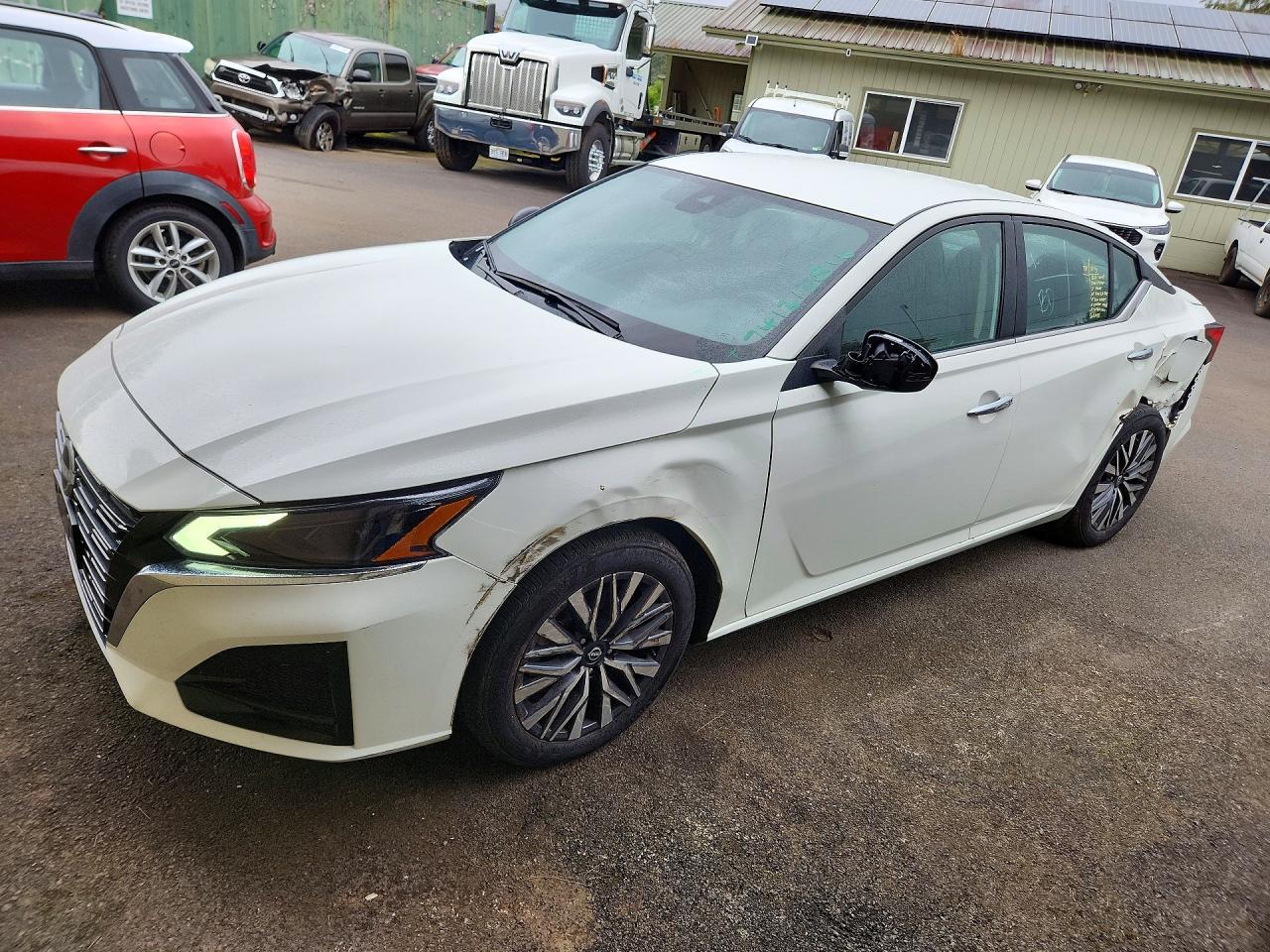 Вид 2025 NISSAN ALTIMA SV, угол 1