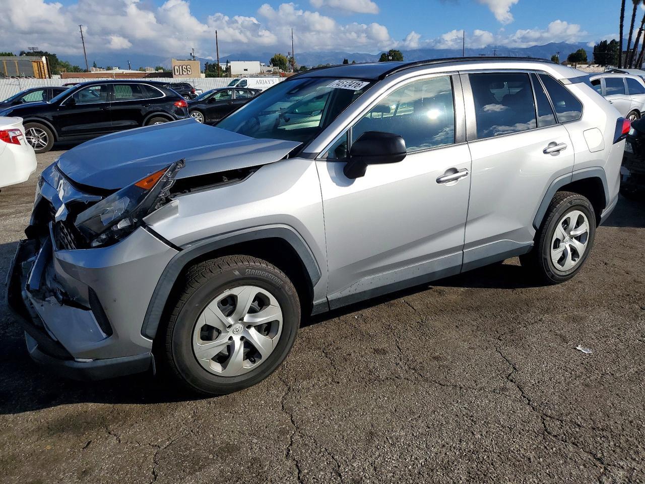 2019 TOYOTA RAV4 LE view, angle 1