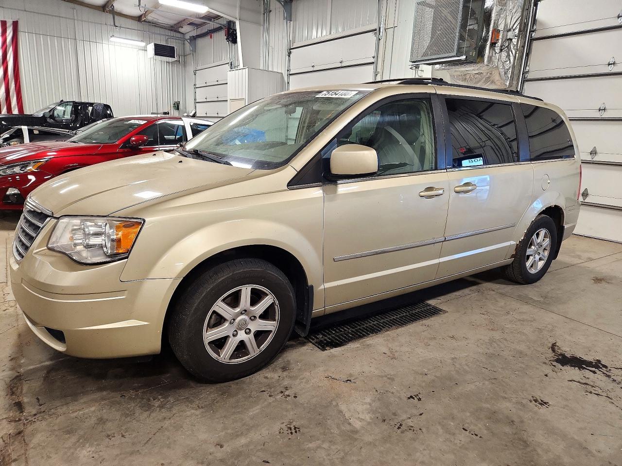 Vue de 2010 CHRYSLER TOWN &amp; COUNTRY TOURING, angle 1