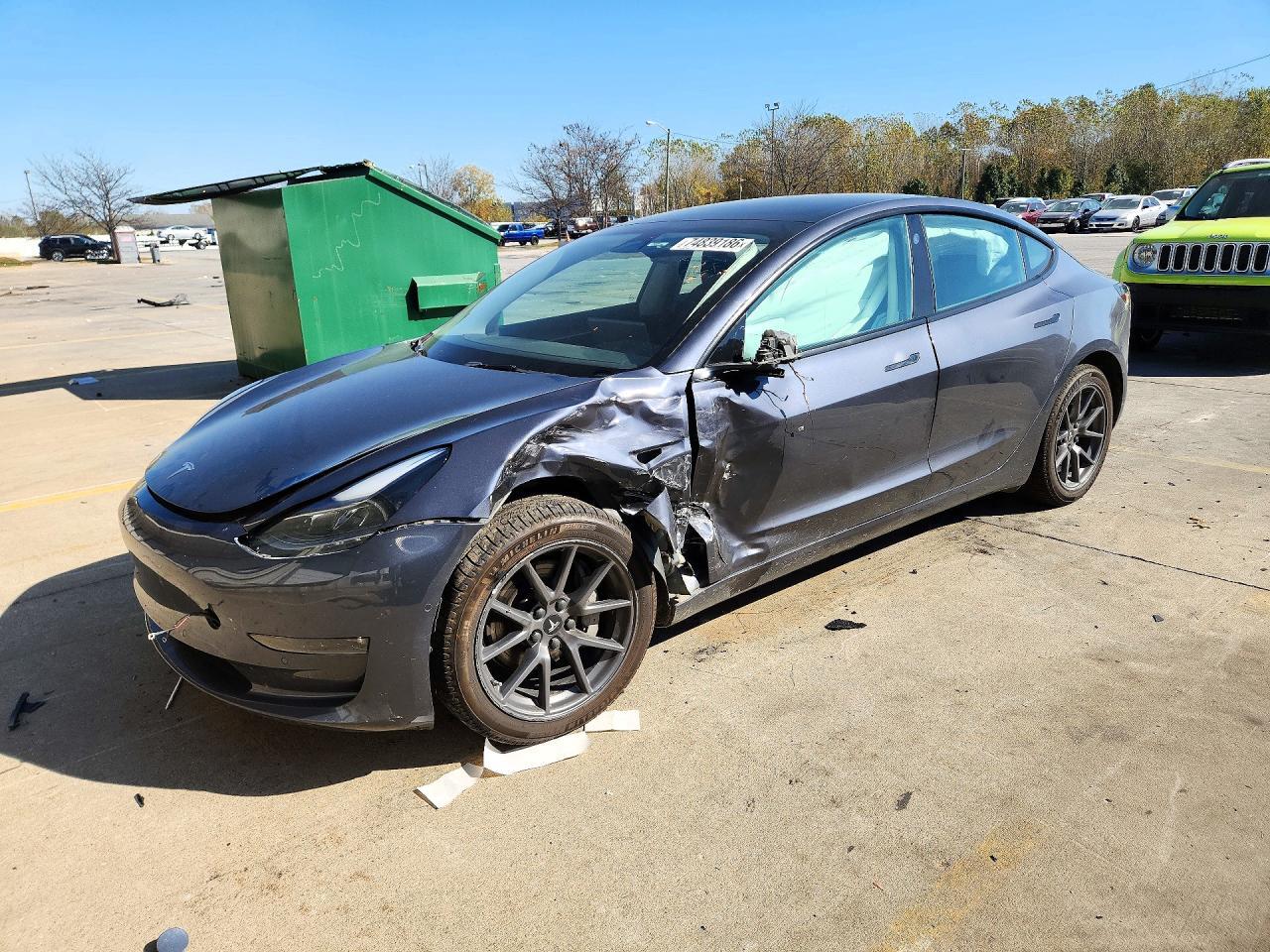 Вид 2022 TESLA MODEL 3, угол 1
