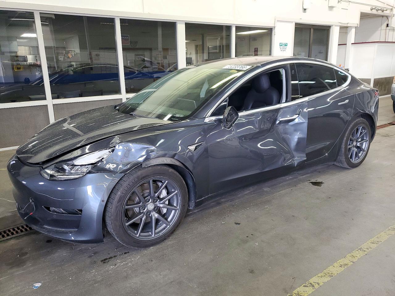 Vue de 2018 TESLA MODEL 3, angle 1