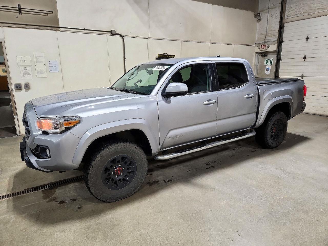 Vedere 2017 TOYOTA TACOMA SR5 V6, unghi 1