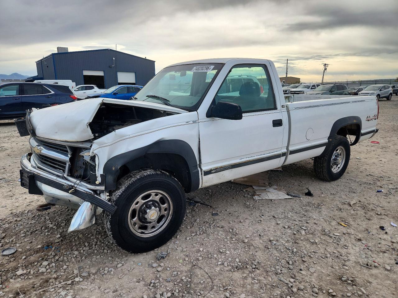 Vue de 2000 CHEVROLET 2500 CREW CAB 154.5", angle 1