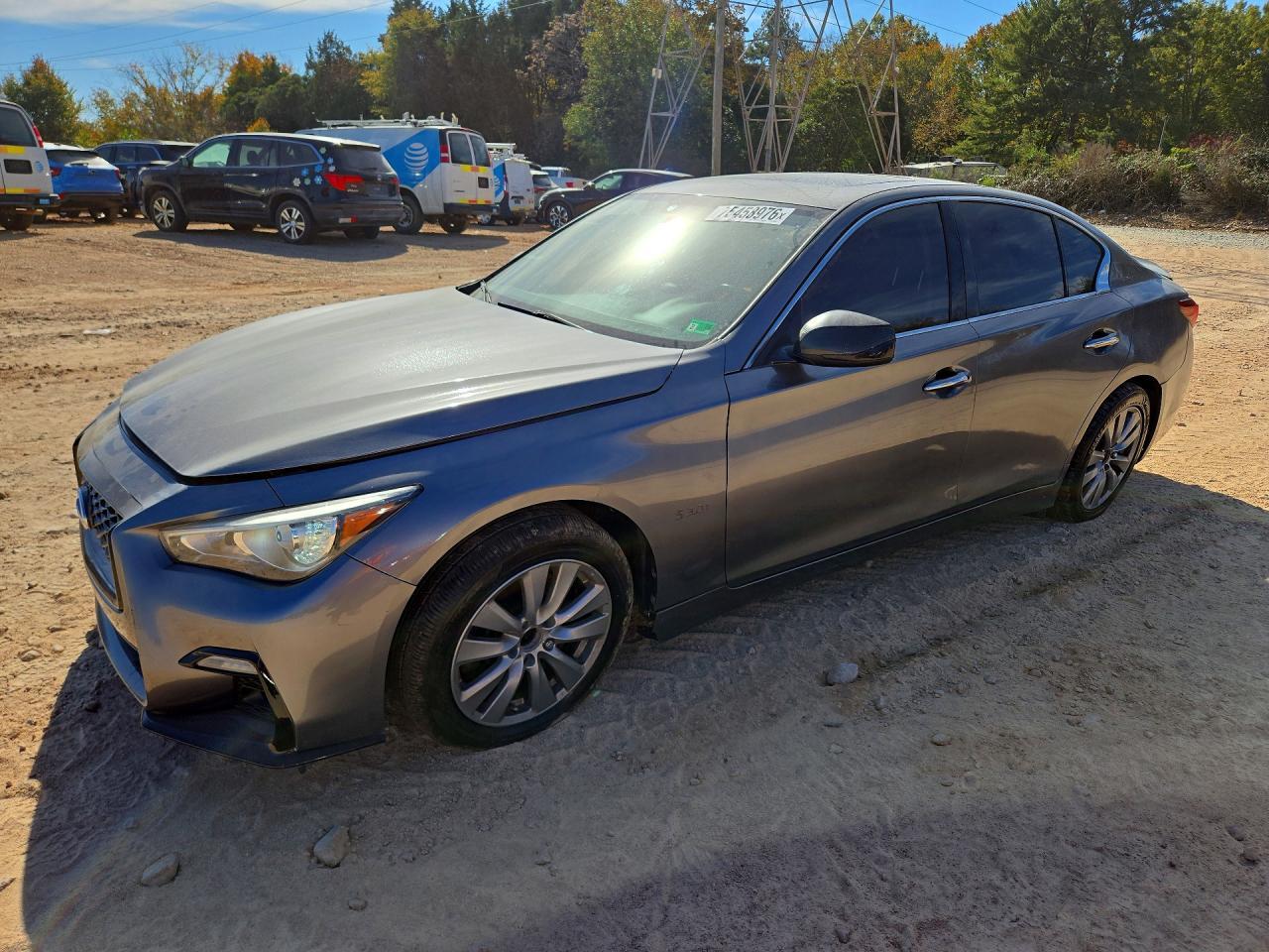 Vue de 2020 INFINITI Q50 3.0T LUXE, angle 1
