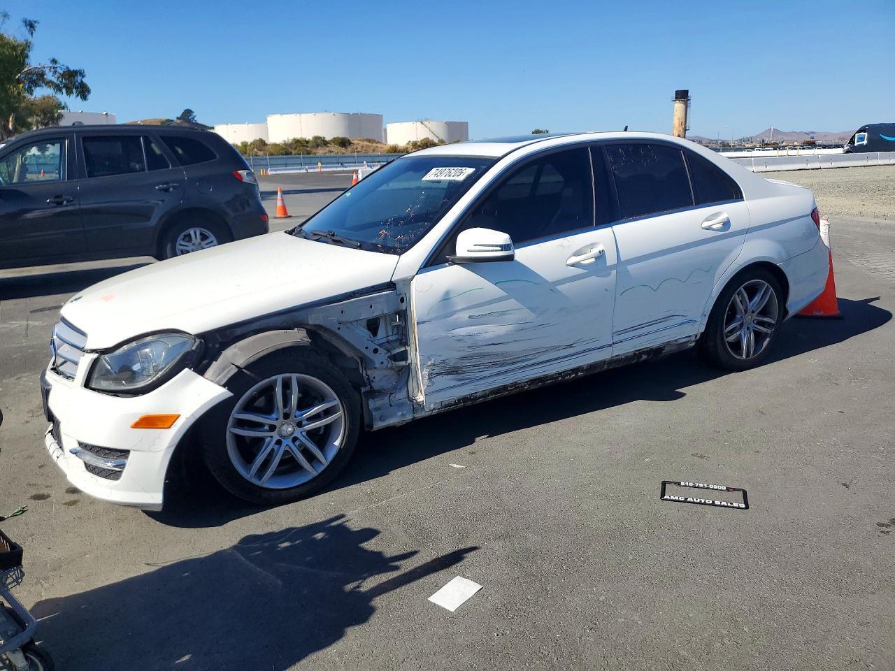 Vue de 2013 MERCEDES-BENZ C 250, angle 1