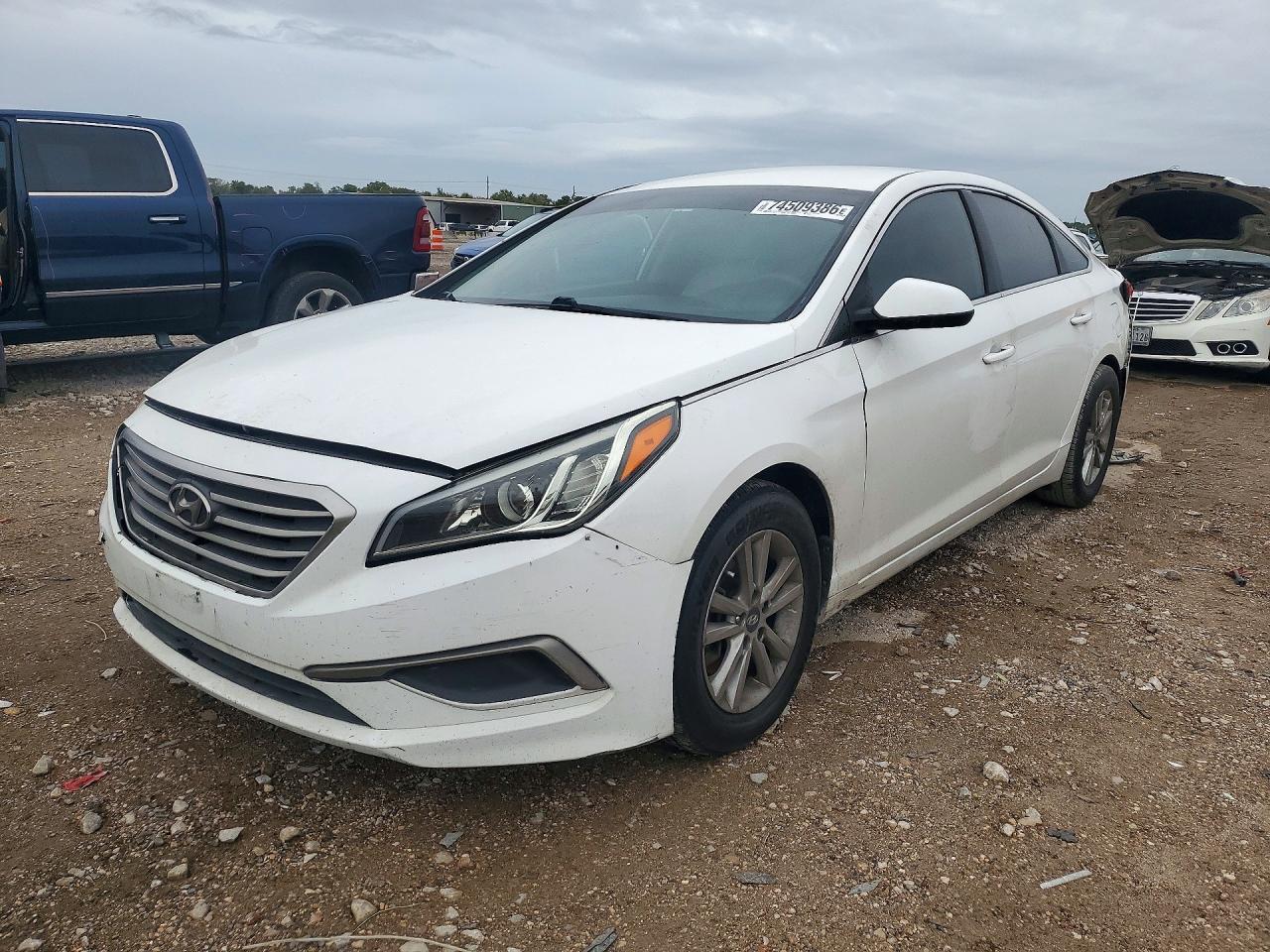 Vue de 2016 HYUNDAI SONATA, angle 1