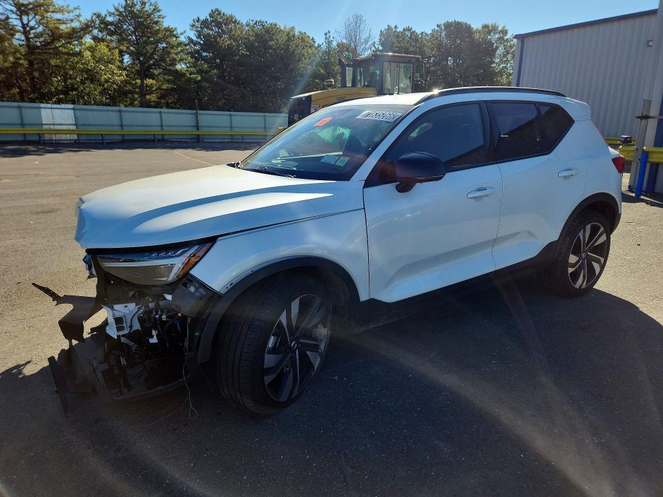 2026 VOLVO XC40 PLUS  