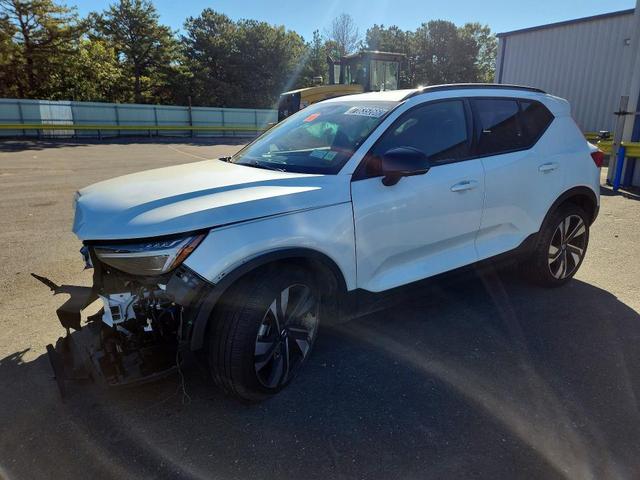2026 VOLVO XC40
