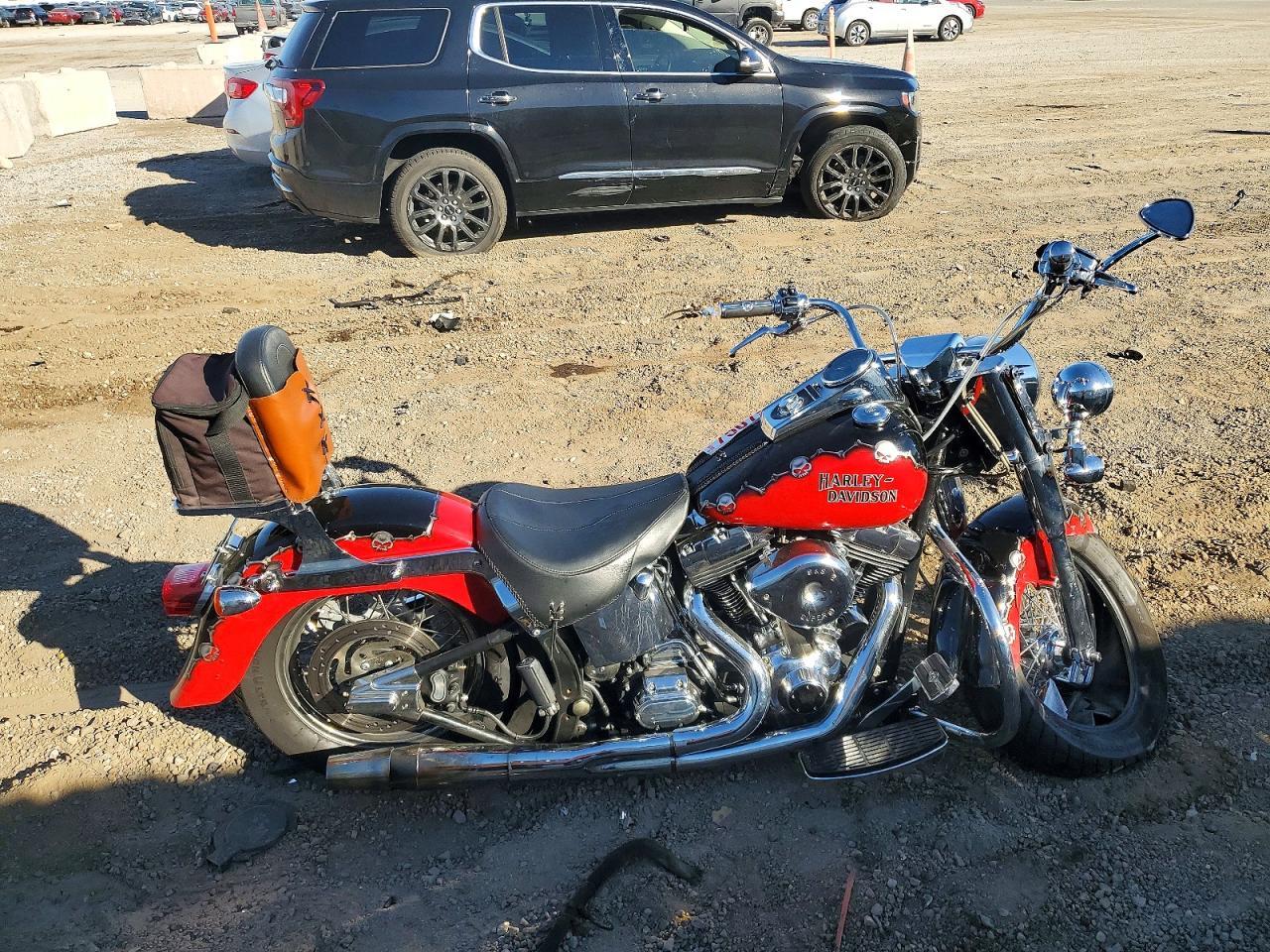 Vue de 2005 HARLEY-DAVIDSON FLSTF, angle 1