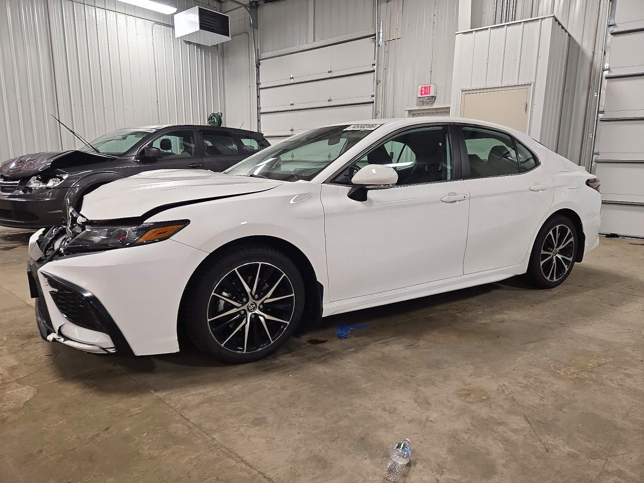 Vista de 2022 TOYOTA CAMRY HYBRID SE, ángulo 1