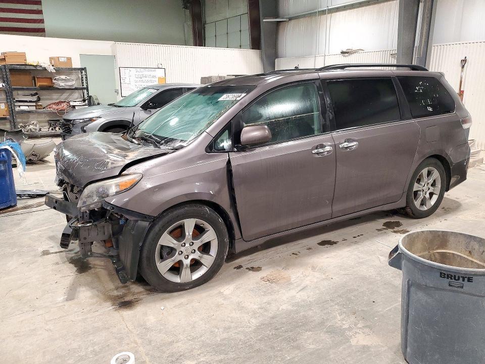 2014 TOYOTA SIENNA SE 8-PASSENGER  