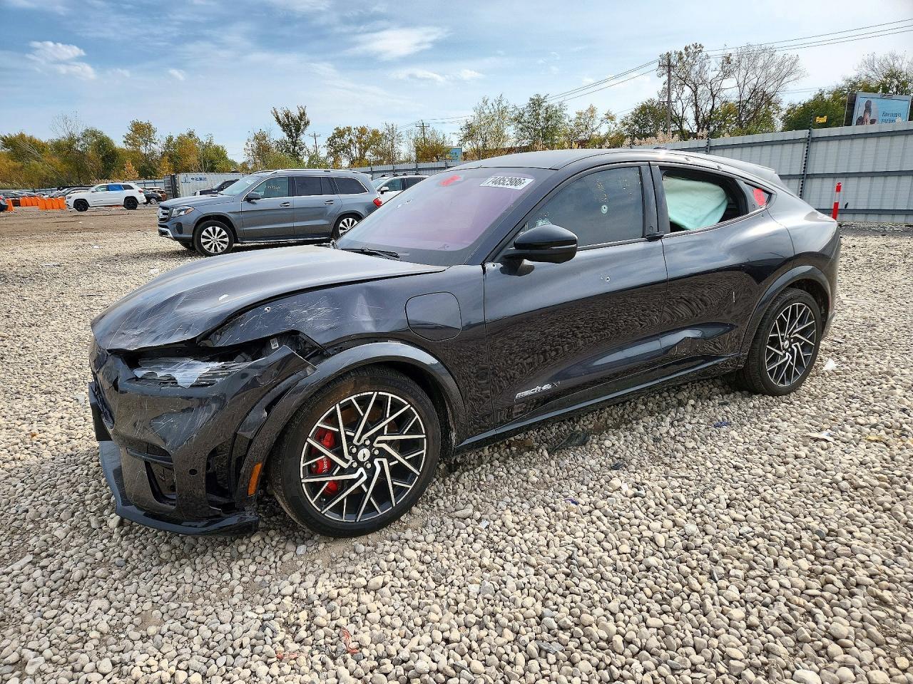 Вид 2021 FORD MUSTANG MACH-E GT, угол 1