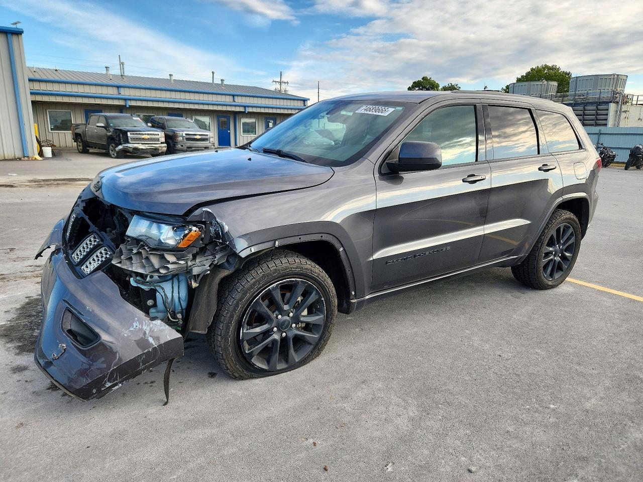 Вид 2018 JEEP CHEROKEE LAREDO, угол 1