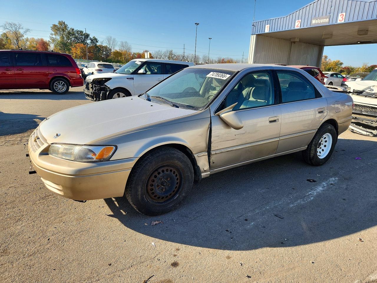 Вид 1998 TOYOTA CAMRY LE, угол 1
